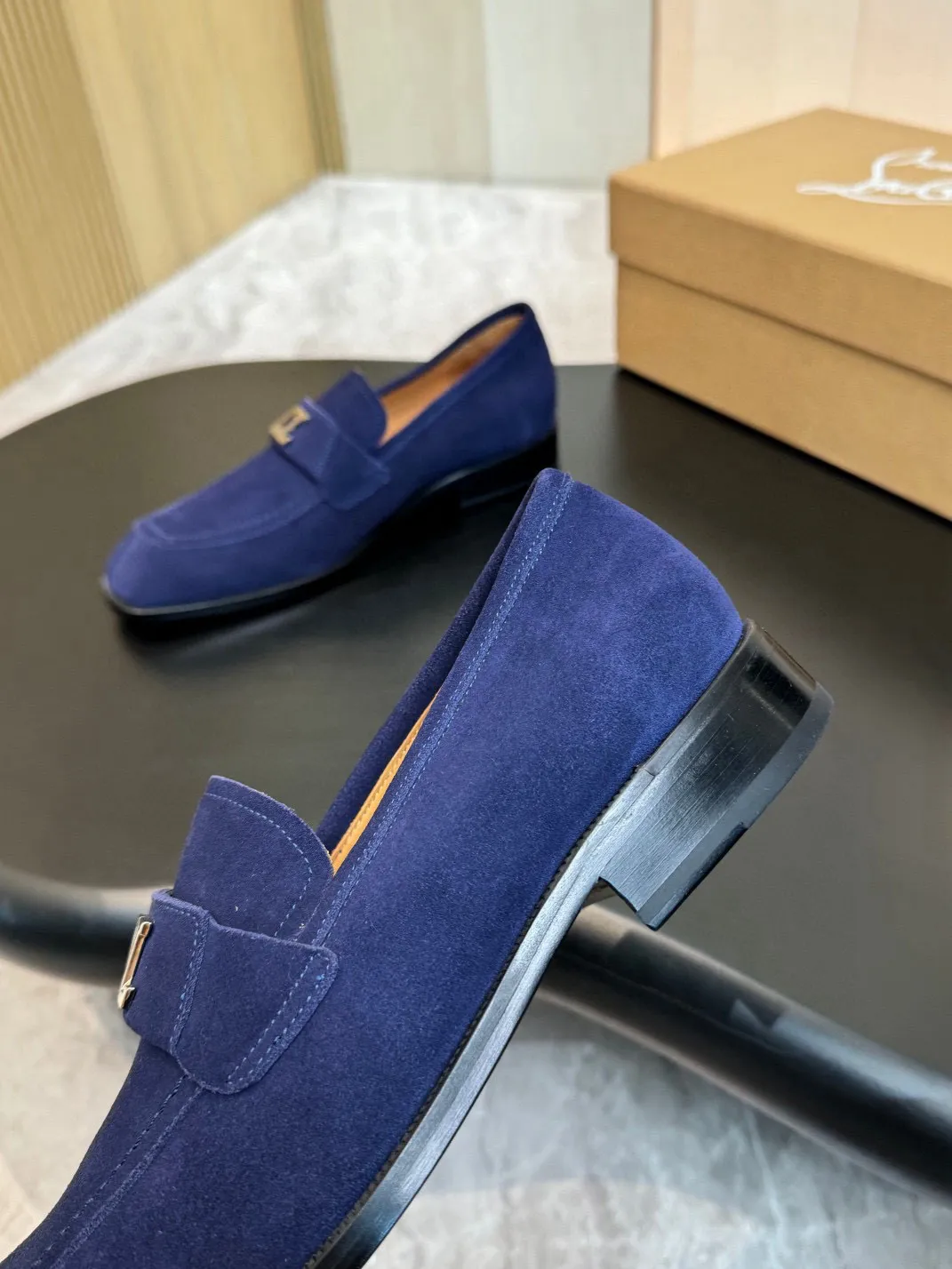 💰960 Christia*.Loubouti*🆑High-end men’s business formal leather shoes｜Classic red-soled shoes｜Original imported first-layer cowhide｜Iconic rivet decoration｜Water-dyed cowhide lining｜Italian imported red cowhide outsole｜High-end luxury｜Perfect interpretation of fashion, sunshine, style, suitable for various occasions Size: 39-44 (customized at 38.45.46)✅